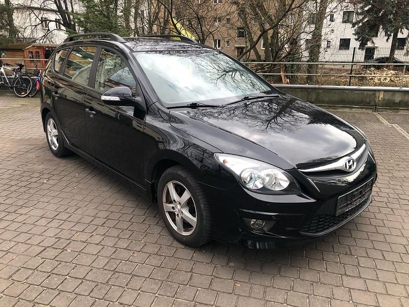 Schwarz Gebraucht 2011 Hyundai i30 Kombi | 3.800 € (Superpreis) - Bild 1/4