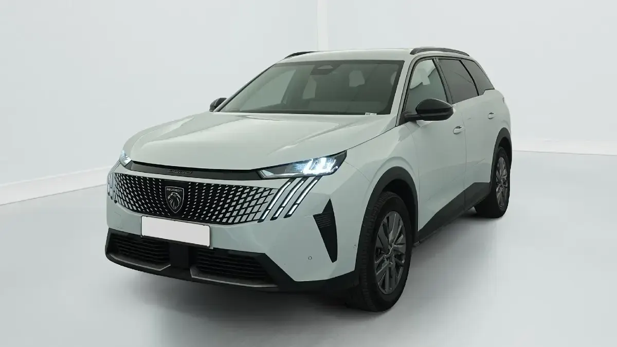 Gebraucht Peugeot 5008 Allure 136 PS (100 kW) 2025 (blanc okenite) SUV