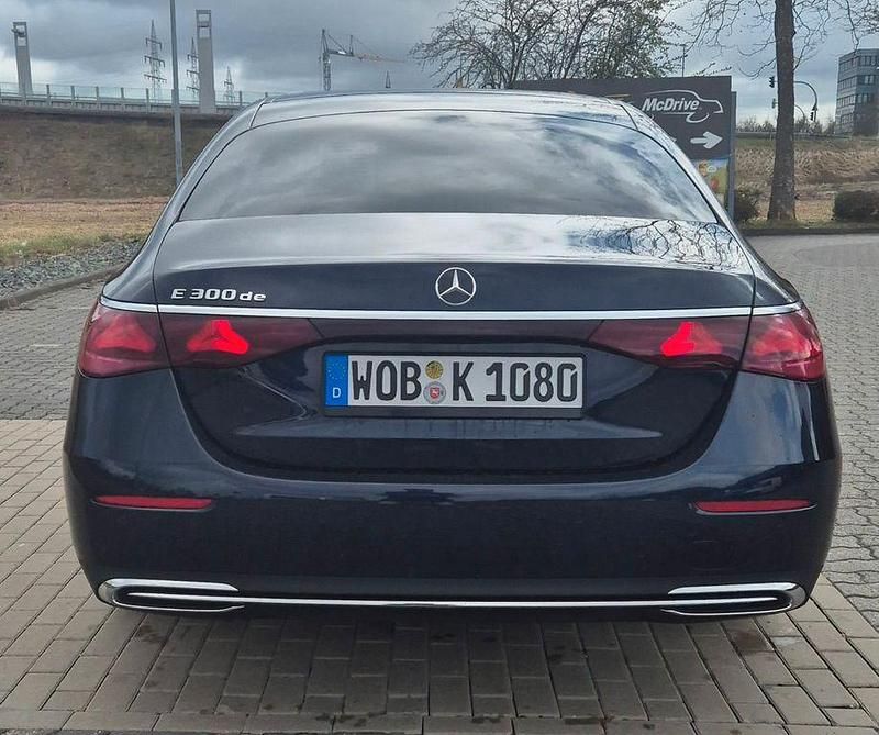Gebraucht Mercedes E300 313 PS (230 kW) 2024 Blau Limousine