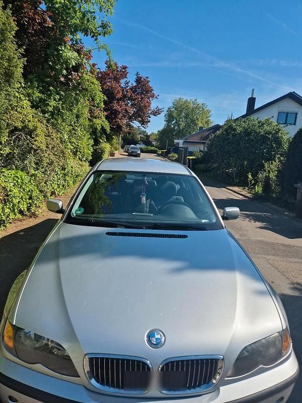 Silber Gebraucht 2002 BMW 318 Limousine | 2.500 € (Etwas zu teuer) - Bild 1/4
