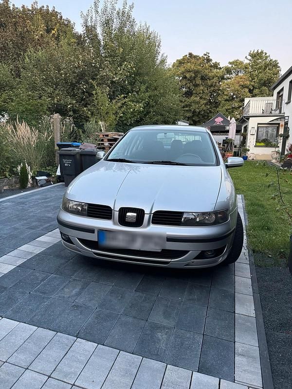 Silber Gebraucht 2002 Seat Leon Limousine | 1.400 € (Fairer Preis) - Bild 1/4