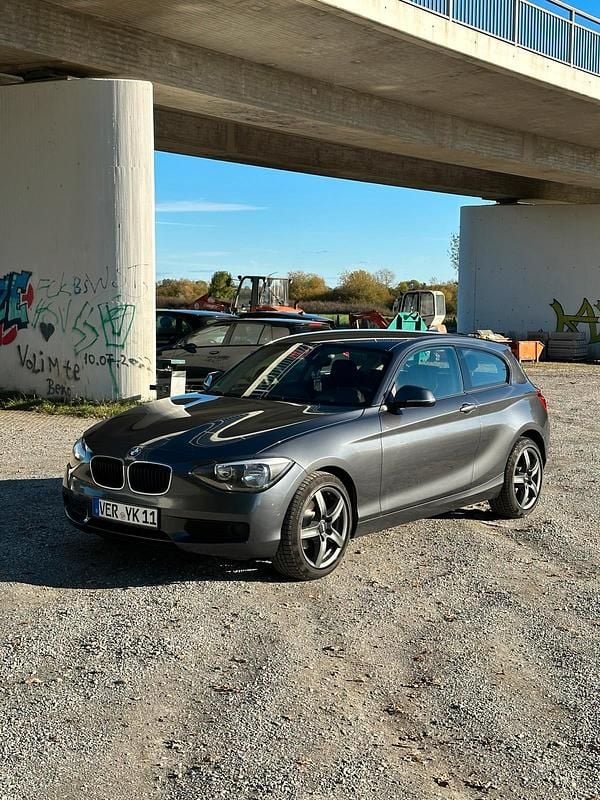 Grau Gebraucht 2014 BMW 118 Kleinwagen | 6.500 € (Superpreis) - Bild 1/4