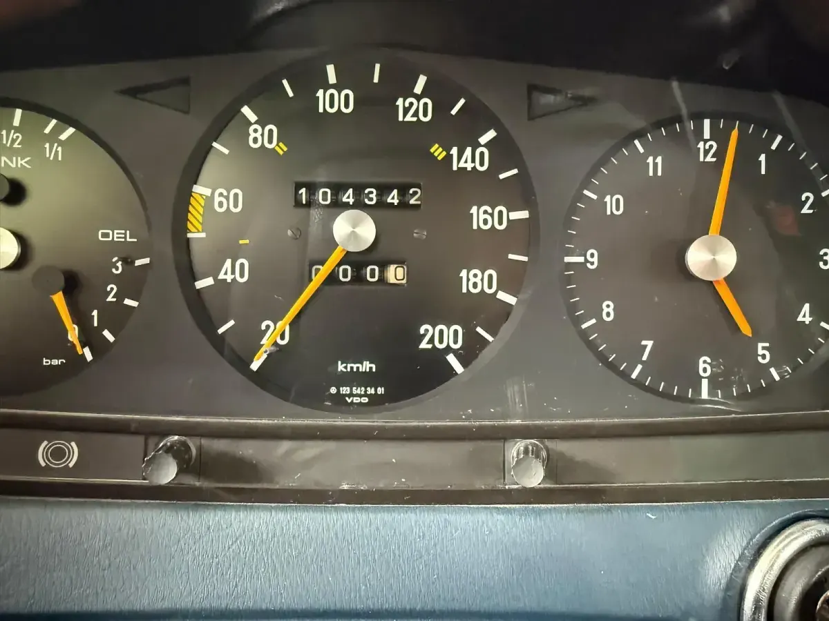 Gebraucht Mercedes E230 109 PS (80 kW) 1978 Weiß Limousine