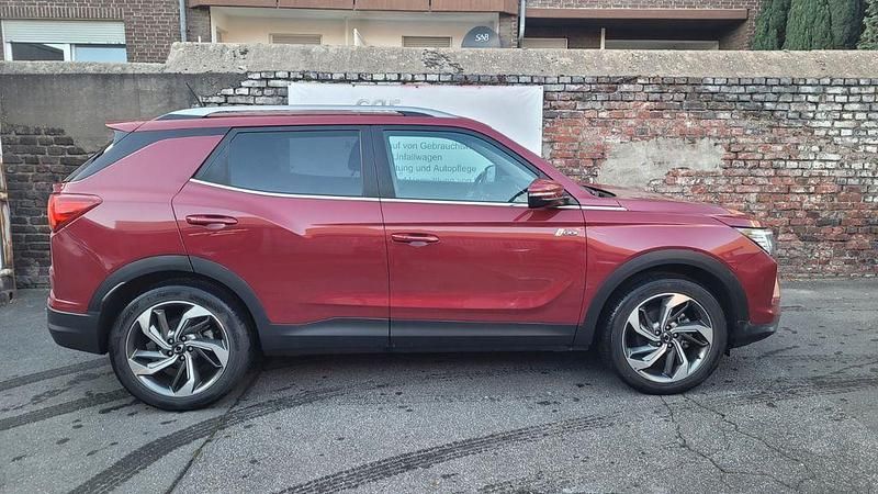 Cherry red metallic ( rav ) Gebraucht 2025 Ssangyong (KGM) Korando SUV | 18.999 € - Bild 1/4