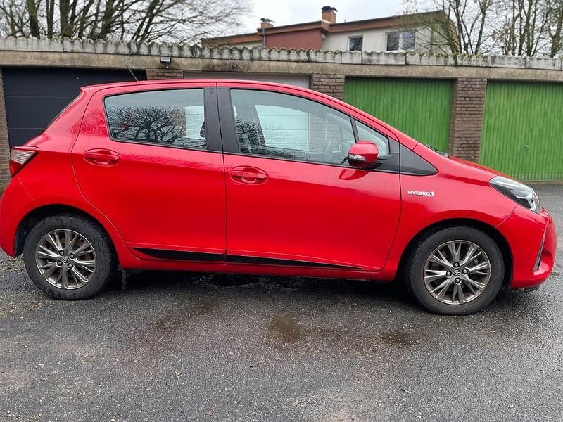 Gebraucht Toyota Yaris Style 101 PS (74 kW) 2017 Rot Limousine