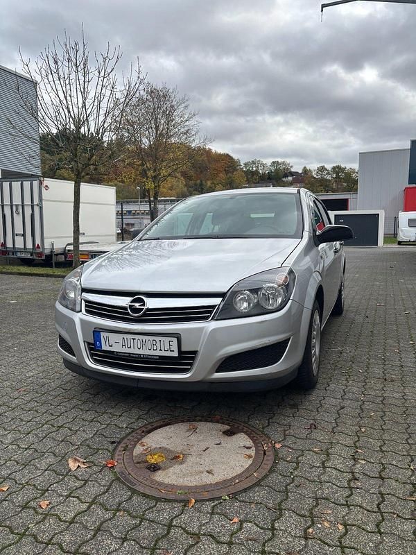 Silber Gebraucht 2009 Opel Astra Selection Kleinwagen | 2.500 € (Fairer Preis) - Bild 1/4