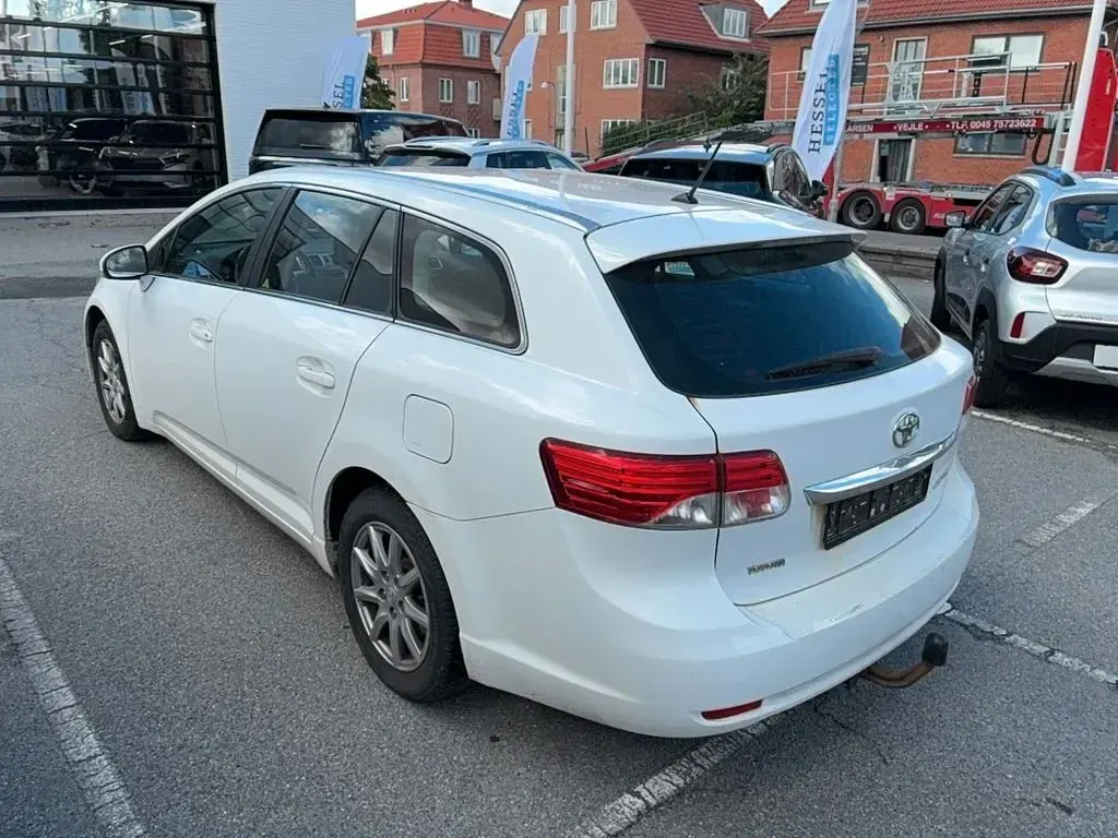 Gebraucht Toyota Avensis Executive 124 PS (91 kW) 2012 Weiß Kombi