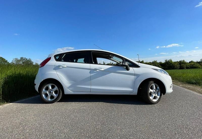 Gebraucht Ford Fiesta 82 PS (60 kW) 2009 Weiß Kleinwagen