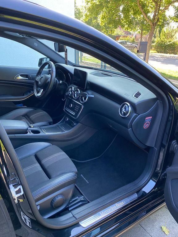 Gebraucht Mercedes A180 Urban 109 PS (80 kW) 2017 Schwarz Limousine