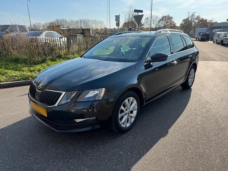 Schwarz Gebraucht 2019 Skoda Octavia Kombi | 6.800 € (Guter Preis) - Bild 1/4