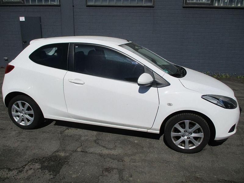 Gebraucht Mazda 2 75 PS (55 kW) 2010 Weiß Kleinwagen
