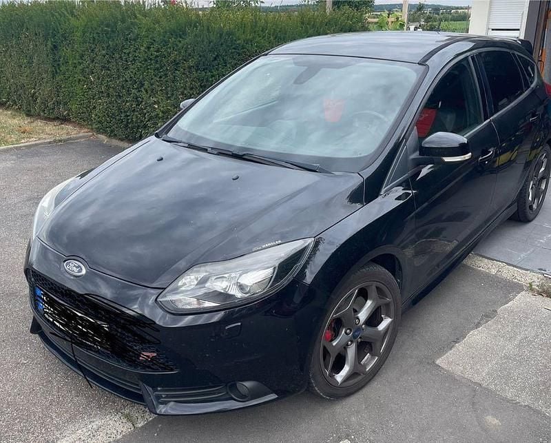 Schwarz Gebraucht 2014 Ford Focus Sport Limousine | 9.900 € (Etwas zu teuer) - Bild 1/4