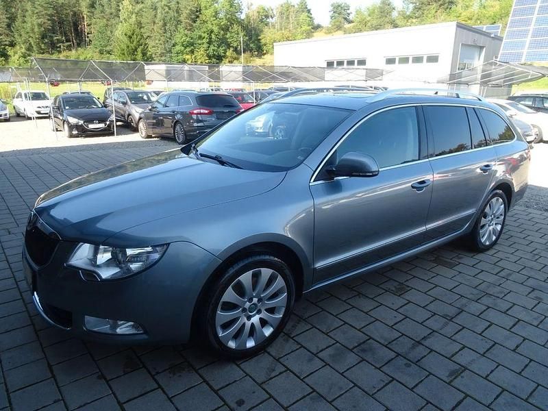 Grau Gebraucht 2011 Skoda Superb Elegance Kombi | 9.990 € (Teuer) - Bild 1/4