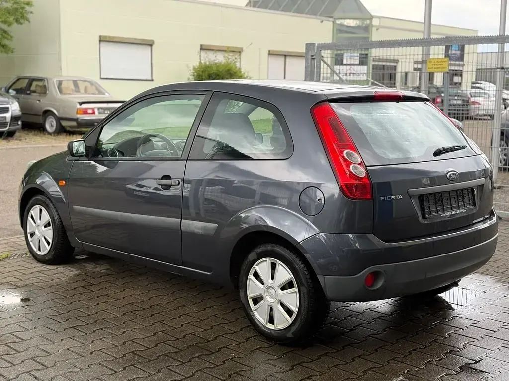 Gebraucht Ford Fiesta Ambiente 60 PS (44 kW) 2006 Grau Kleinwagen