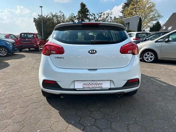 Używany Kia Ceed Vision 90 KM (66 kW) 2013 Biały Hatchback