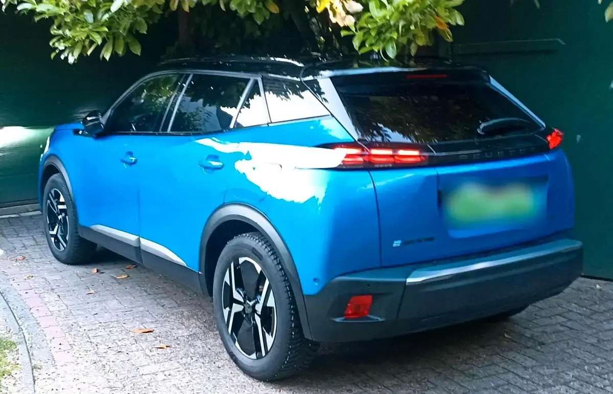 Gebraucht Peugeot e-2008 GT 114 kW (156 PS) 2023 Blau SUV