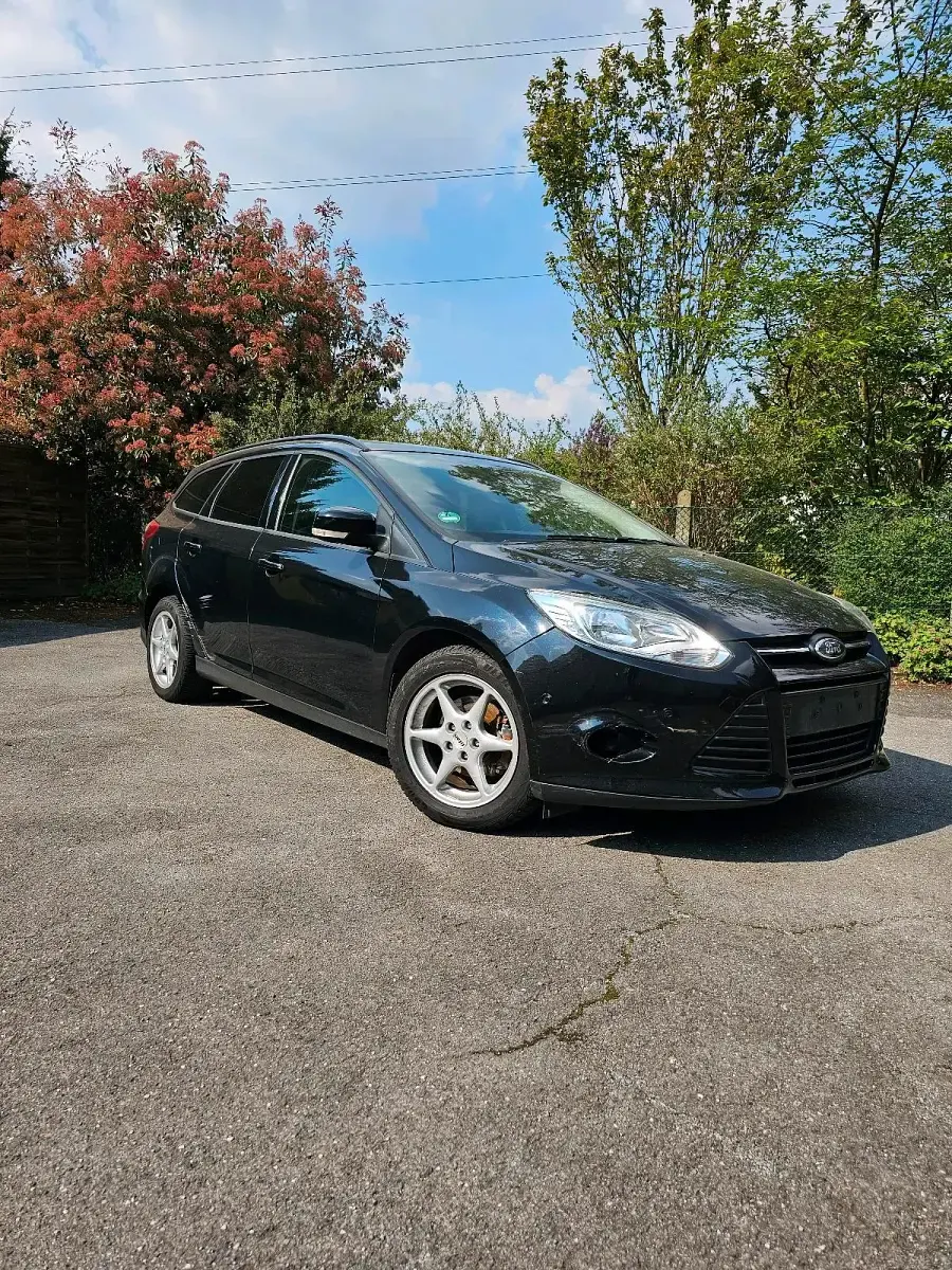 Gebraucht Ford Focus 115 PS (84 kW) 2014 Schwarz Kombi