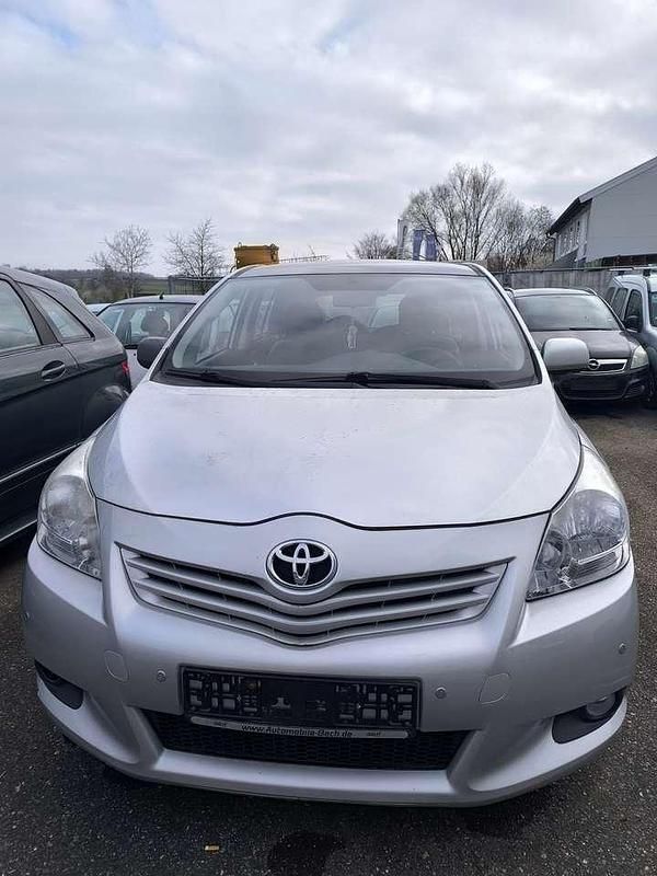 Silber Gebraucht 2011 Toyota Verso Edition Van / Kleinbus | 3.800 € (Fairer Preis) - Bild 1/4