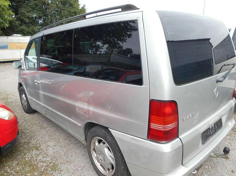 Gebraucht Mercedes V220 122 PS (89 kW) 2000 Silber Van / Kleinbus