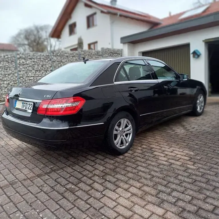 Gebraucht Mercedes E220 Avantgarde 170 PS (125 kW) 2010 Schwarz Limousine