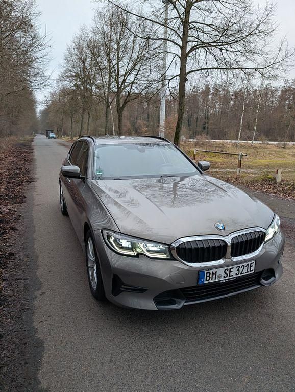 Gebraucht BMW 330e Sport Line 292 PS (214 kW) 2021 Grau Kombi