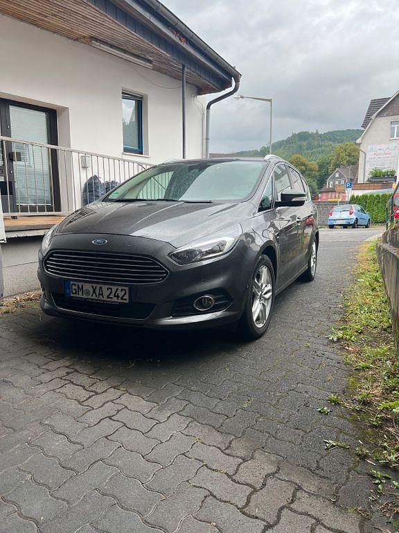 Grau Gebraucht 2017 Ford S-MAX S Van / Kleinbus | 16.999 € (Guter Preis) - Bild 1/4