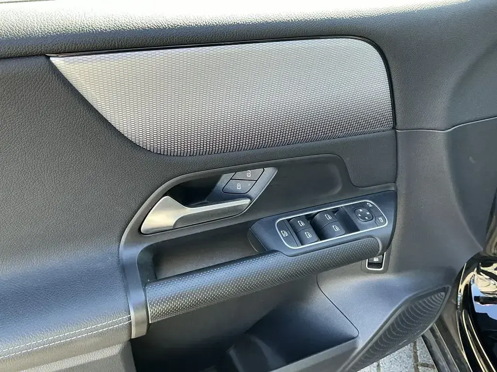 Usata Mercedes E250 218 CV (160 kW) 2022 Nero Berlina
