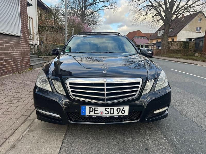 Second-hand Mercedes E250 204 CP (150 kW) 2011 Negru Berlinǎ