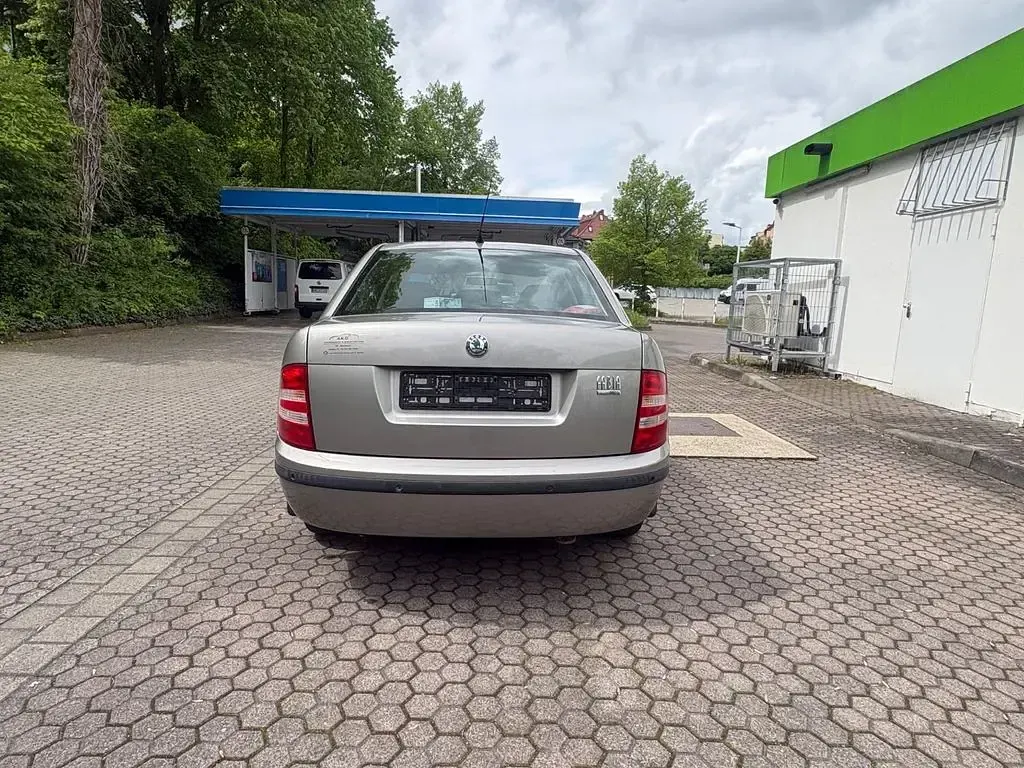 Używany Skoda Fabia Ambiente 80 KM (58 kW) 2007 Srebrny Sedan/Limuzyna