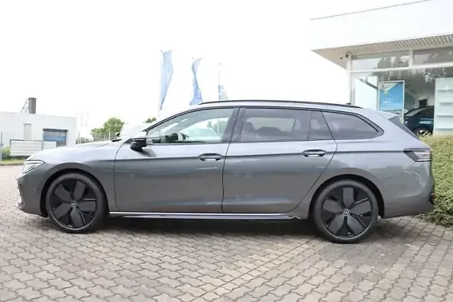Gebraucht VW Passat R-line 150 PS (110 kW) 2026 Grau Kombi
