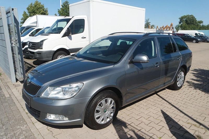 Grau Gebraucht 2012 Skoda Octavia Ambition Kombi | 3.660 € (Superpreis) - Bild 1/4