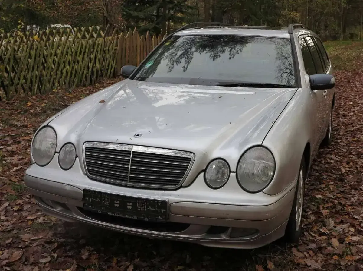 Gebraucht Mercedes E220 Classic 143 PS (105 kW) 2000 Silber Kombi