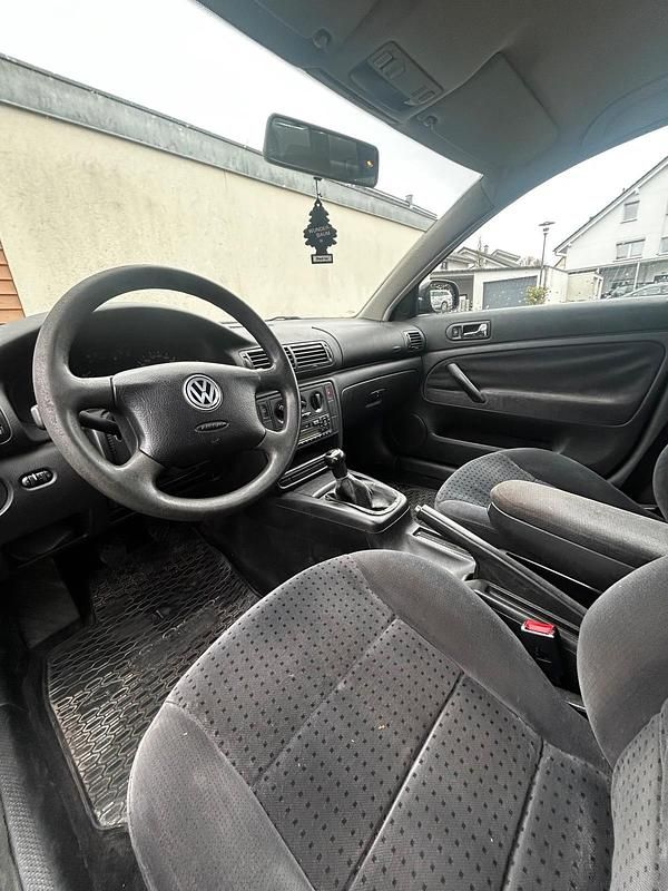 Gebraucht VW Passat Basis 90 PS (66 kW) 2000 Schwarz Kombi