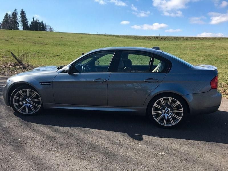 Grau Gebraucht 2009 BMW M3 Sport Line Limousine | 59.000 € (Teuer) - Bild 1/4