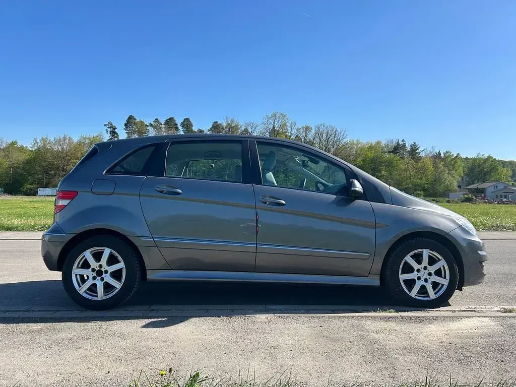 Gebraucht Mercedes B180 109 PS (80 kW) 2011 Silber Van / Kleinbus