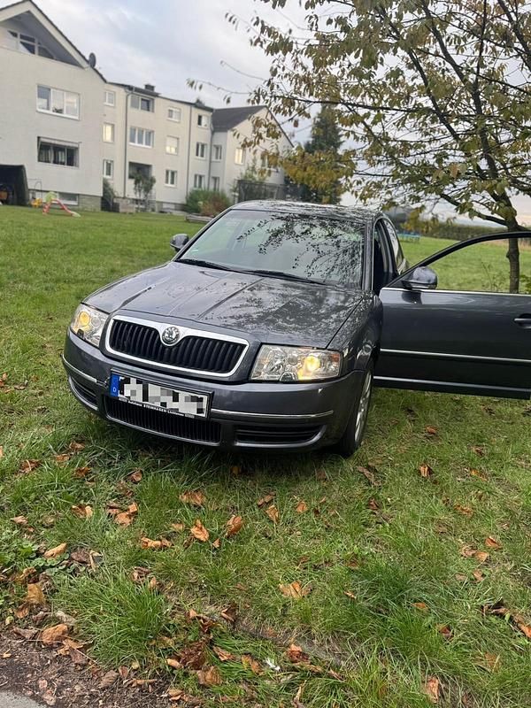 Grau Gebraucht 2008 Skoda Superb Limousine | 2.250 € (Superpreis) - Bild 1/4