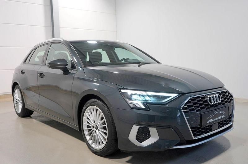 Grau Gebraucht 2021 Audi A3 Sportback Advanced Limousine | 22.780 € (Fairer Preis) - Bild 1/4