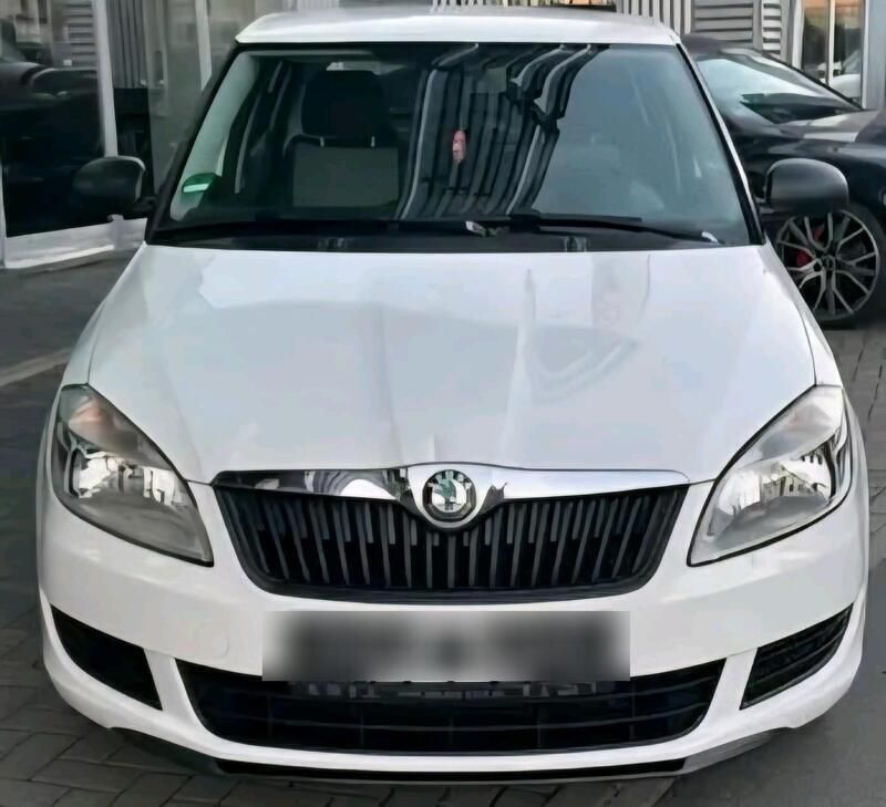 Weiß Gebraucht 2010 Skoda Fabia Cool Edition Limousine | 2.900 € (Fairer Preis) - Bild 1/4
