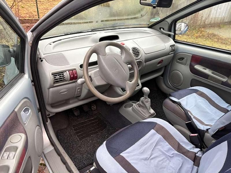 Second-hand Renault Twingo 58 CP (42 kW) 2001 Gri Hatchback