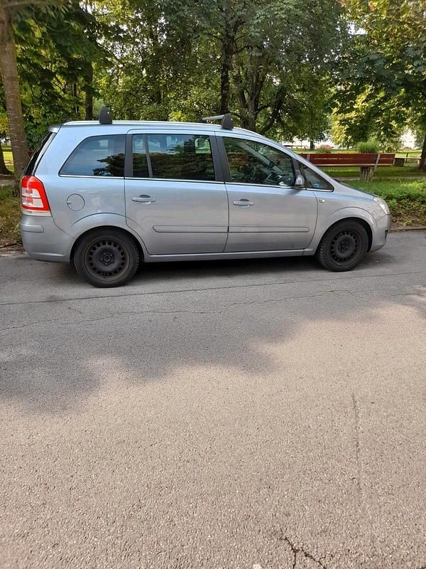 Grau Gebraucht 2008 Opel Zafira Van / Kleinbus | 3.250 € (Teuer) - Bild 1/4