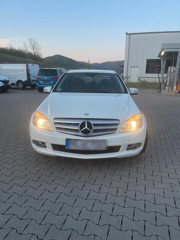Weiß Gebraucht 2011 Mercedes C220 Limousine | 9.399 € (Etwas zu teuer) - Bild 1/4