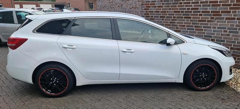 Weiß Gebraucht 2017 Kia Ceed 2 Kombi | 10.900 € (Fairer Preis) - Bild 1/4