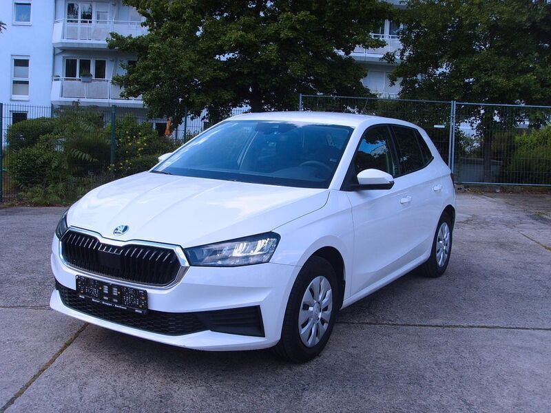 Weiß Gebraucht 2022 Skoda Fabia Active Limousine | 11.800 € (Guter Preis) - Bild 1/4