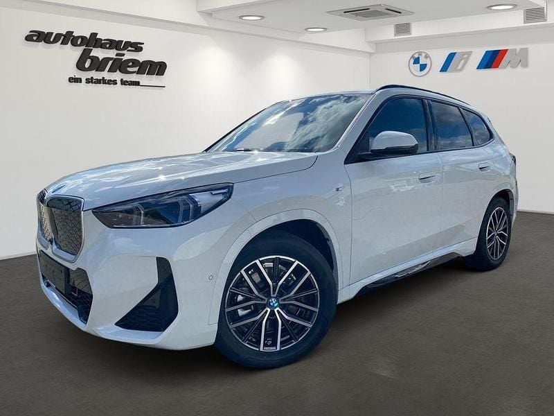 Alpinweiss iii Neu 2025 BMW iX1 M Sport SUV | 50.167 € (Superpreis) - Bild 1/4