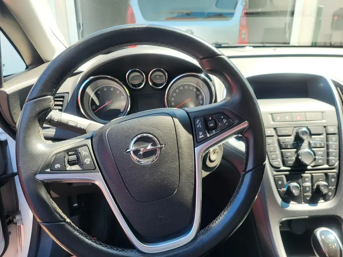 Gebraucht Opel Astra Innovation 105 PS (77 kW) 2015 Weiß Kombi