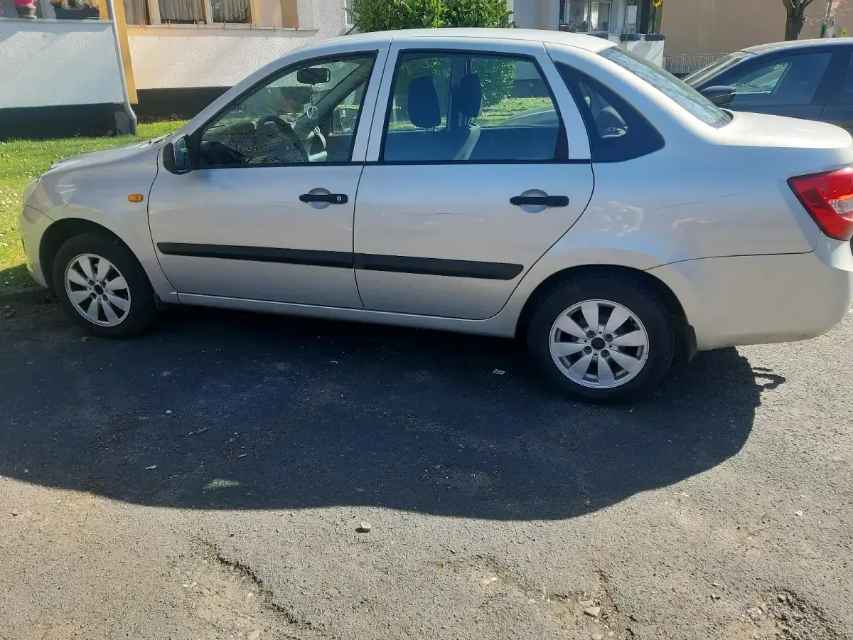Second-hand Lada Granta 64 CP (47 kW) 2015 Argintiu Berlinǎ