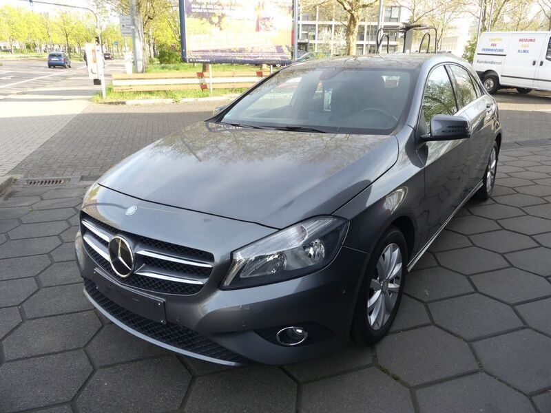 Grau Gebraucht 2012 Mercedes A180 Limousine | 8.990 € (Fairer Preis) - Bild 1/4