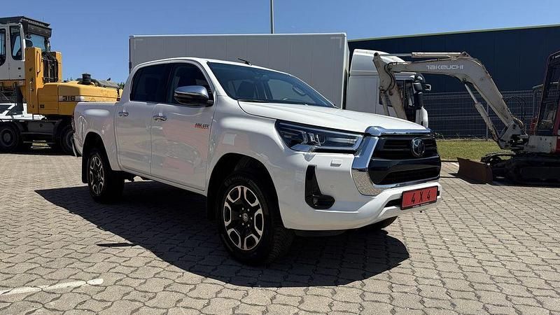 Weiß Gebraucht 2021 Toyota HiLux Abholung | 31.900 € (Teuer) - Bild 1/4