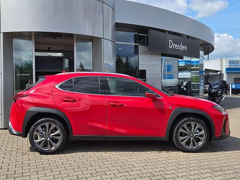 Neu Lexus UX 300h Sport Design Packet 199 PS (146 kW) 2025 Glutrot SUV