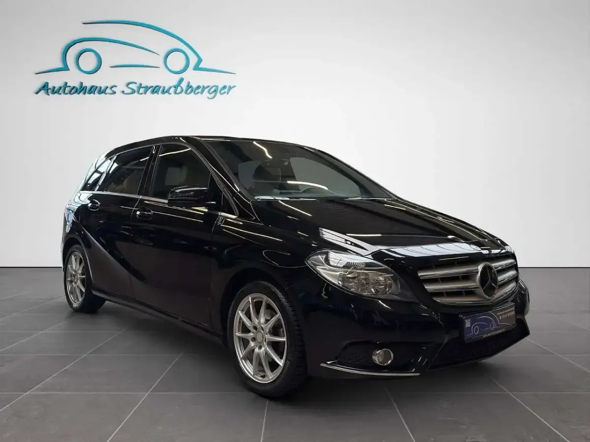 Używany Mercedes B180 122 KM (89 kW) 2013 Czarny Minivan